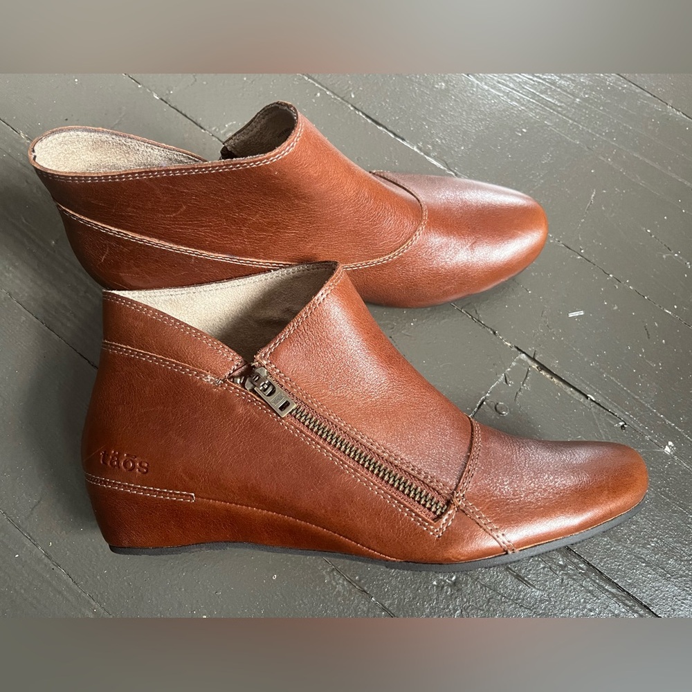 Taos Hideaway ankle boots in hazelnut rubber sole leather size 8.5